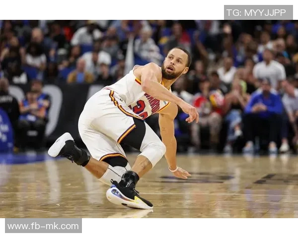 科尔赞波津拉开空间想象库里与他同场的精彩表现 科尔赞波津拉开空间想象库里与他同场的精彩表现